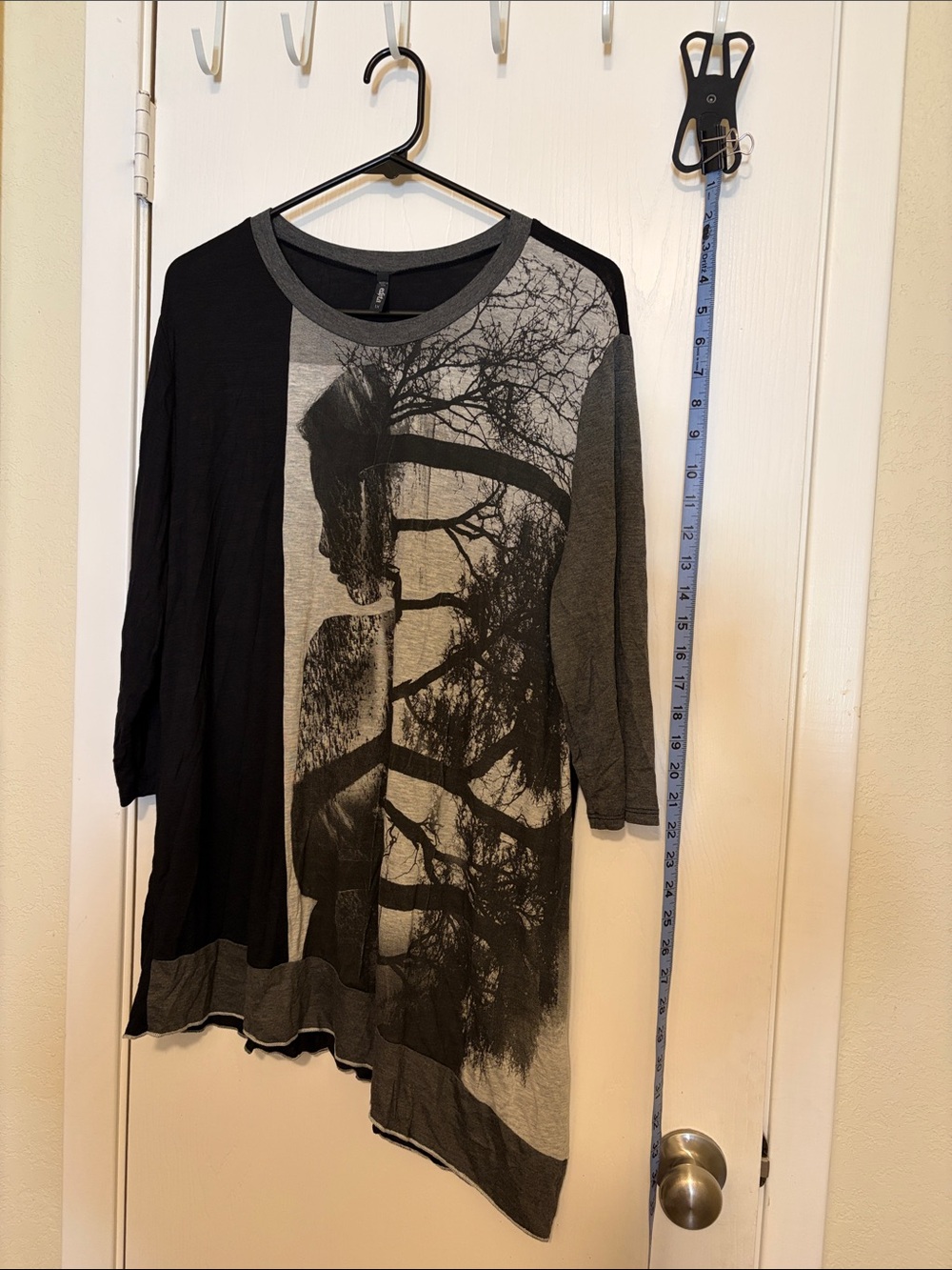 Women's Black & Gray Graphic Long-Sleeve Tunic - Scenic Tree Print